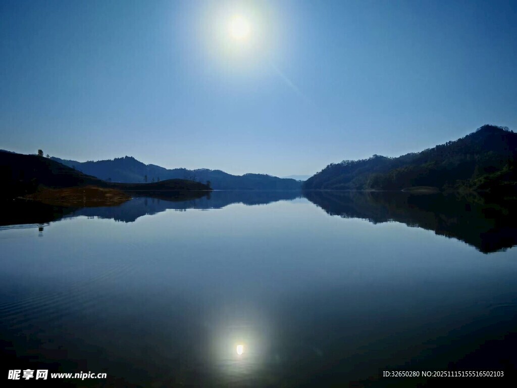 静谧湖面映月的山水美景