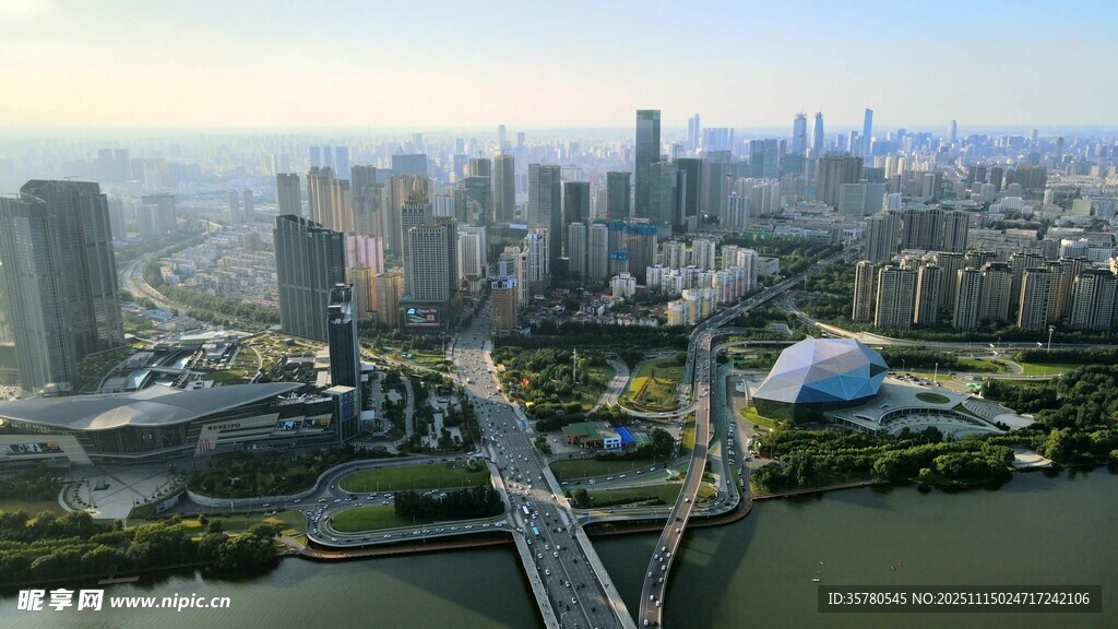 城市天际线与桥梁景观