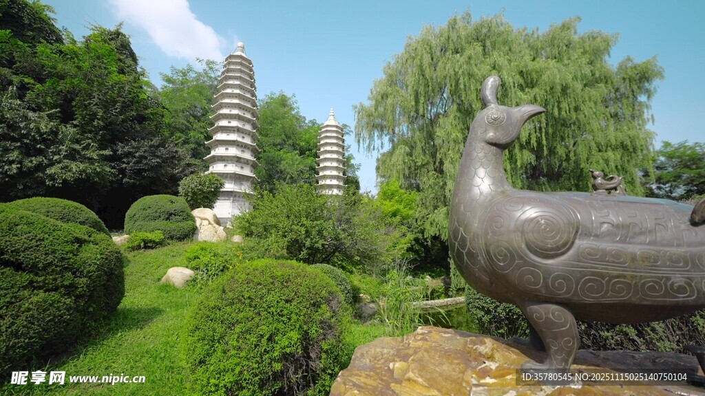 园林景观中的古塔与雕塑