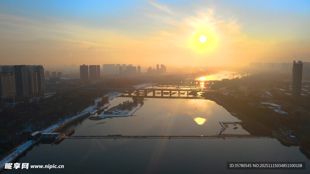 城市河畔的绝美日出景象
