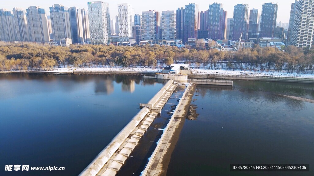 城市湖景中的长桥风光