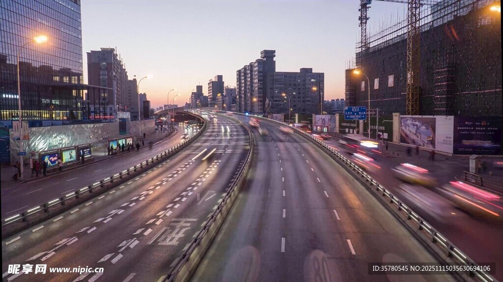 城市黄昏时分的繁忙街道