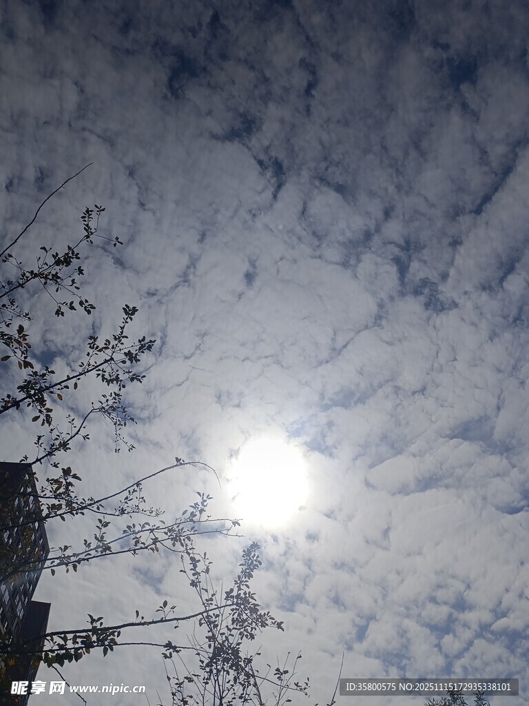 阳光穿透云层的天空景象