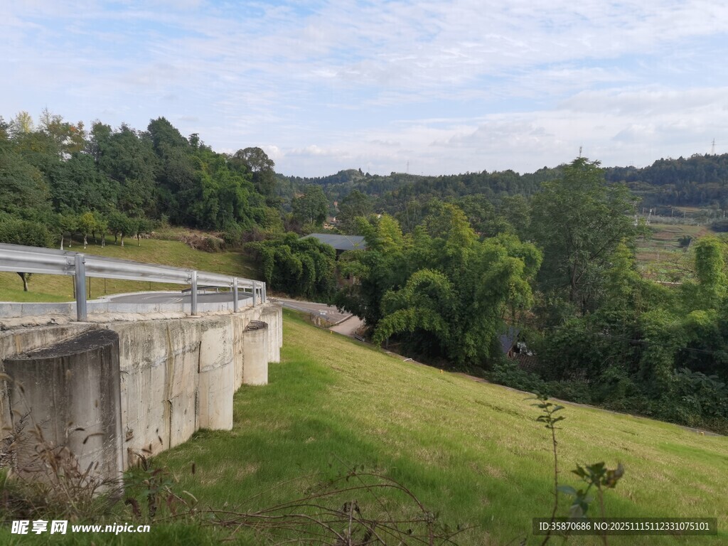 郊外草地旁的石砌建筑景观