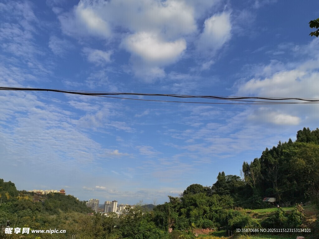 蓝天绿树乡村美景