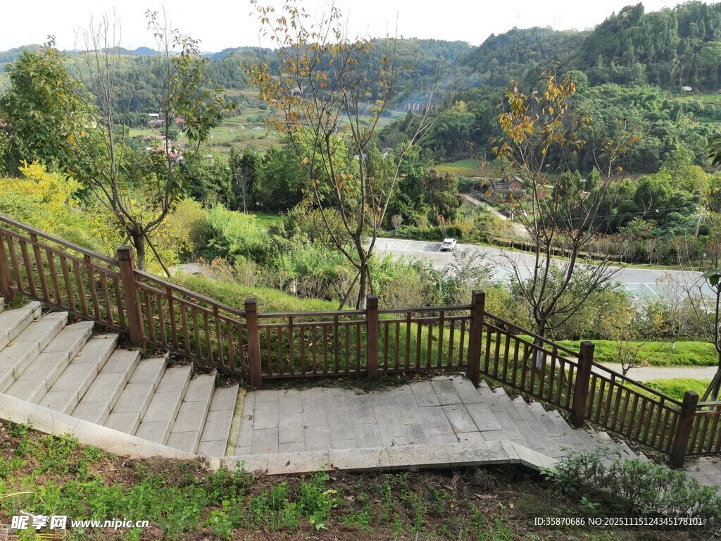 山间木质阶梯风景