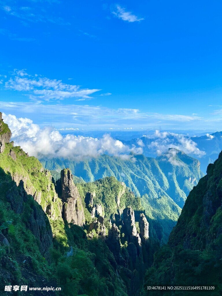 壮丽山景云雾缭绕的奇峰