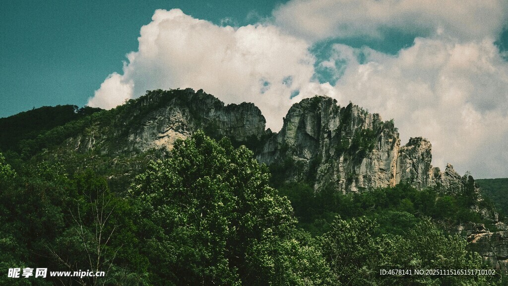 青山云雾间的壮美风光