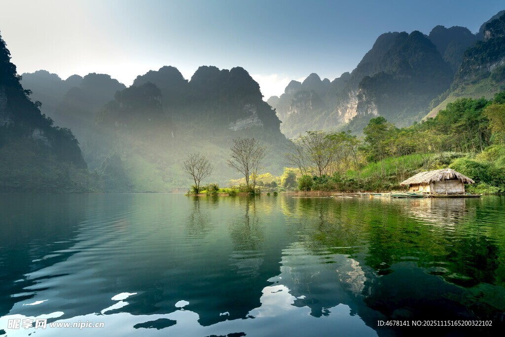 山水相依的静谧湖景