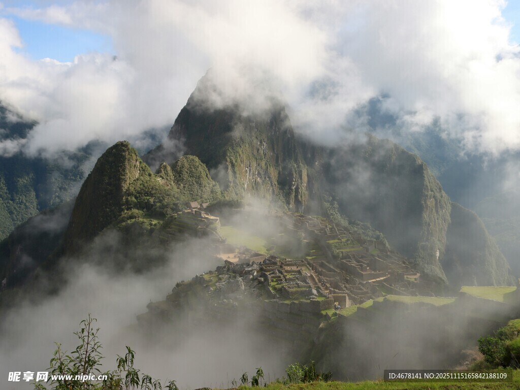 云雾缭绕的壮丽山间景观
