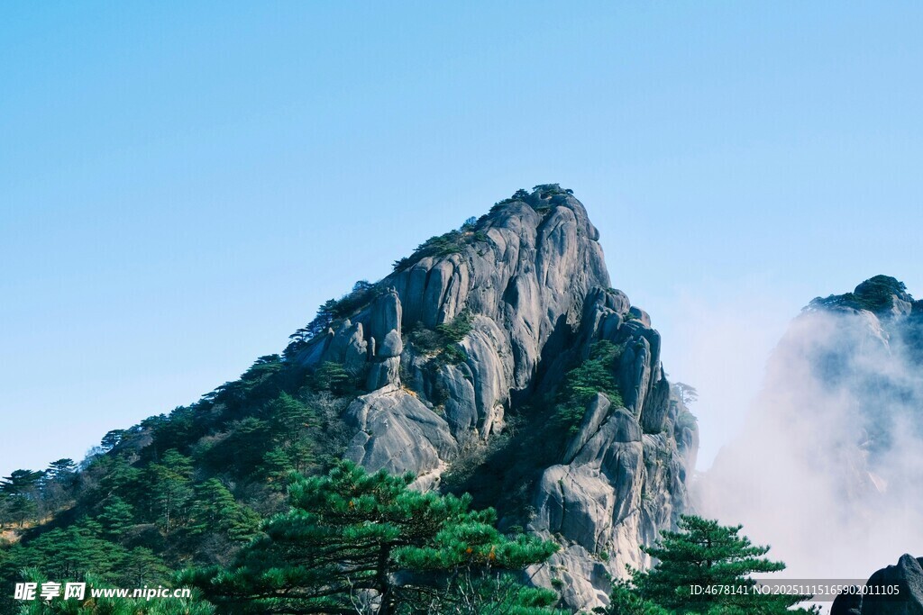巍峨山峰云雾缭绕之景