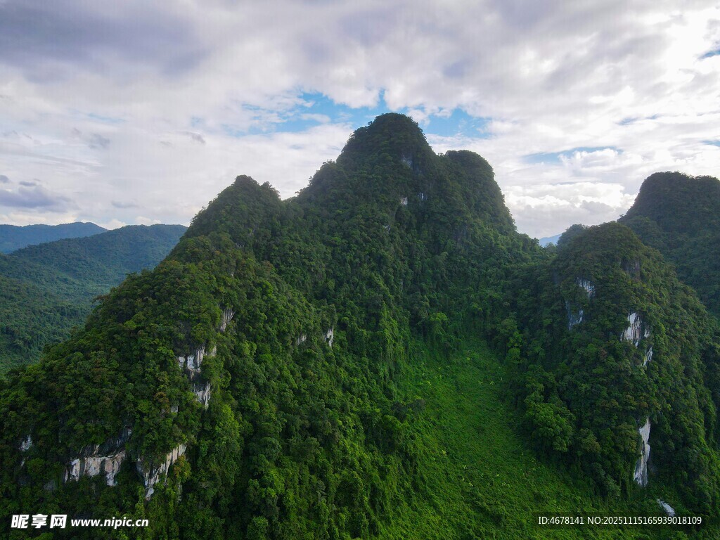 翠绿山峦的壮丽空中景致