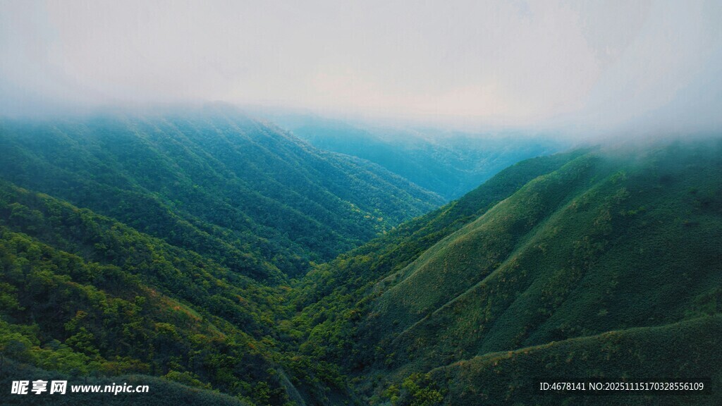 青山翠谷间的自然美景
