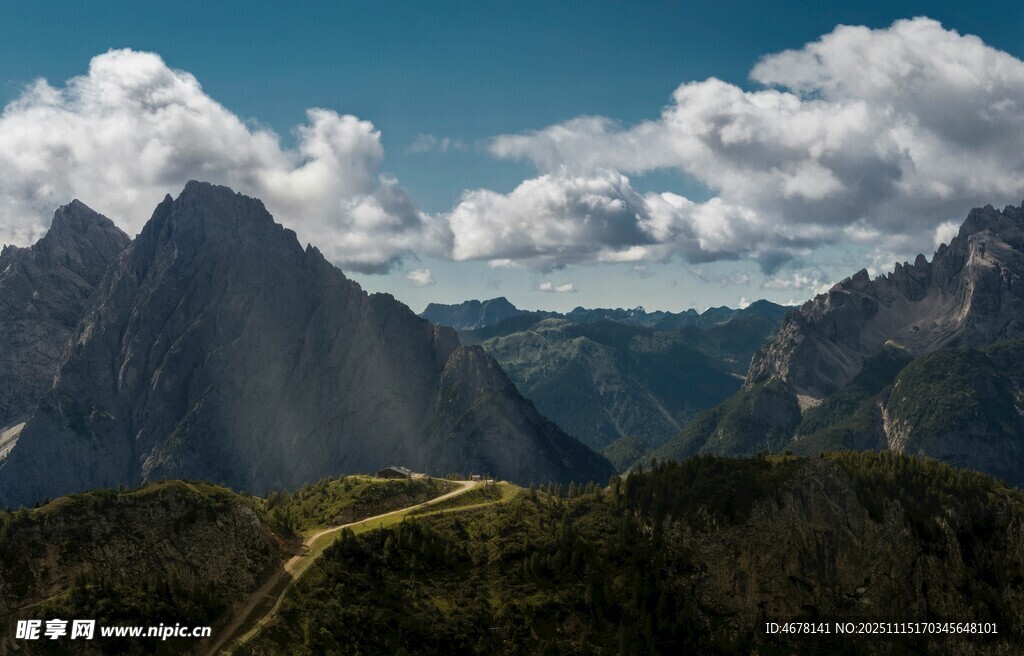 壮丽山景云间山脉风光