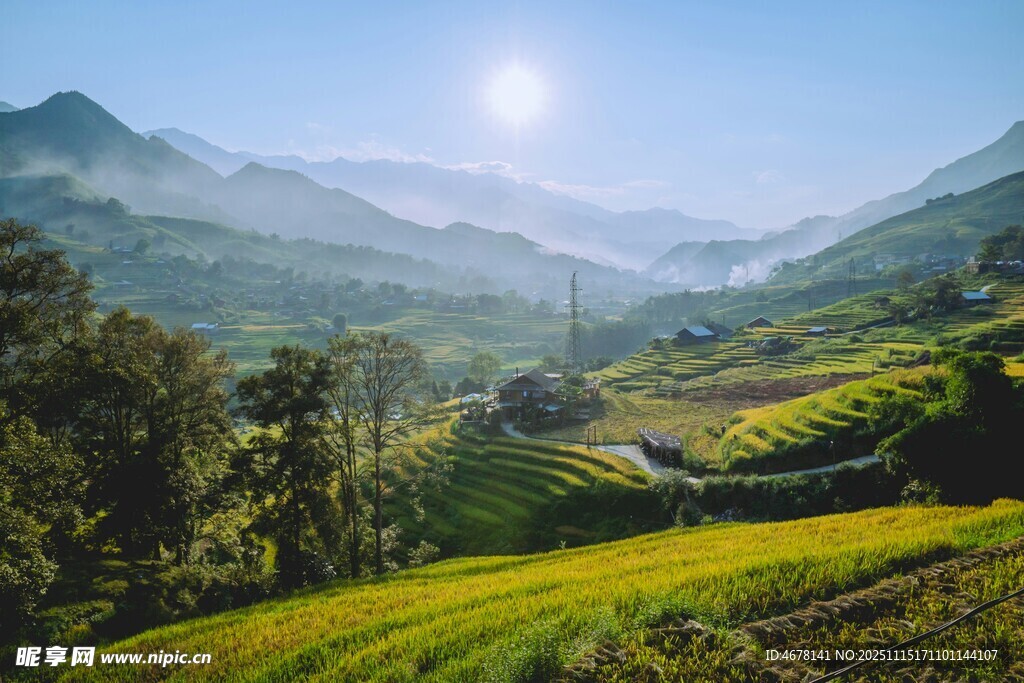 山间梯田美景阳光洒落
