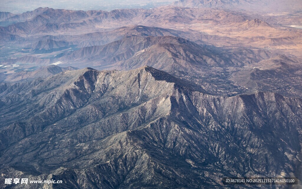 空中俯瞰壮丽山峦景色