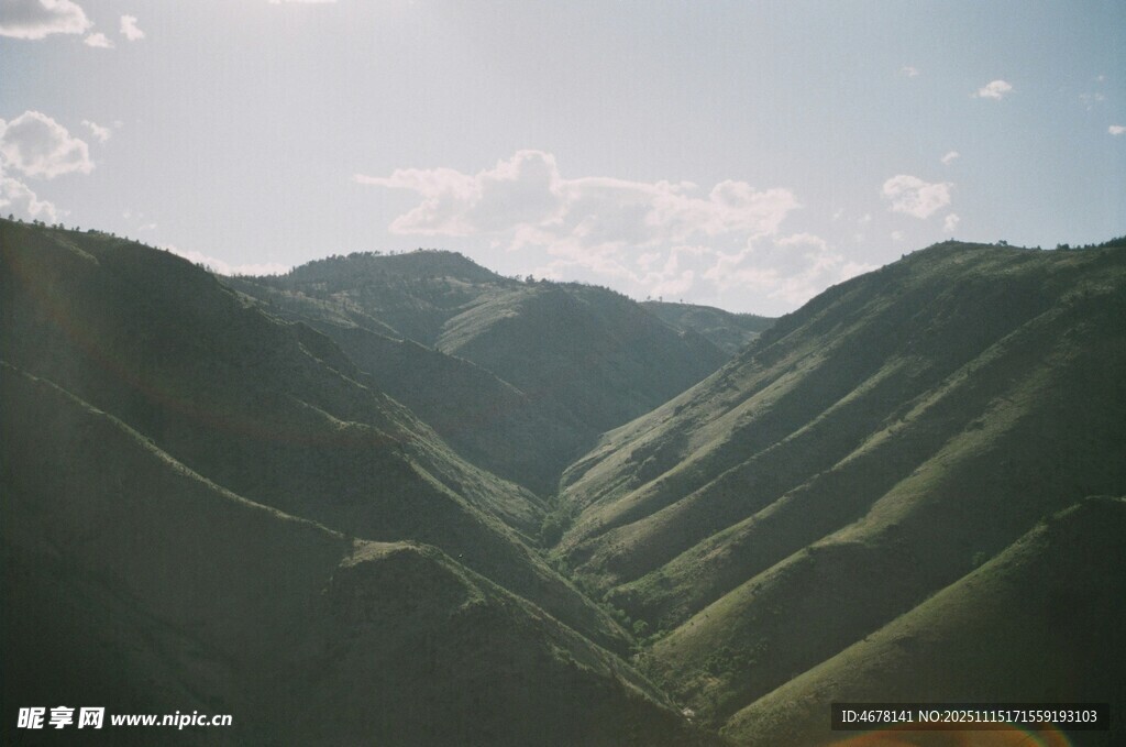 壮丽山峦阳光下的自然美景