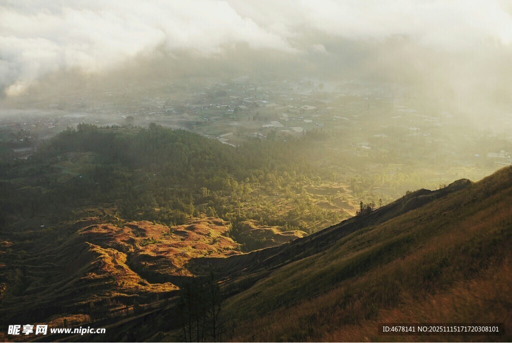 山间晨雾中的壮美景色