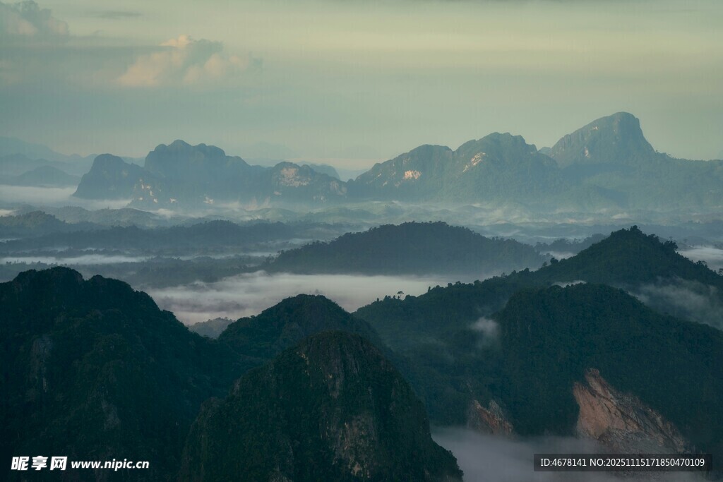 山间云海壮丽美景