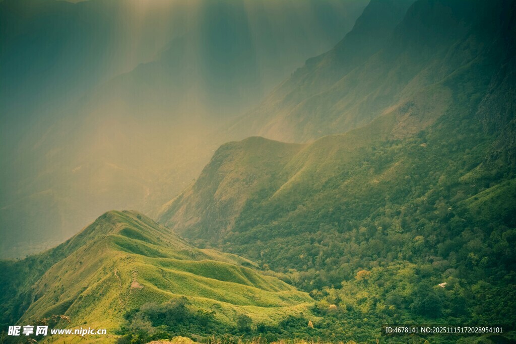 山间绿野阳光洒落美景