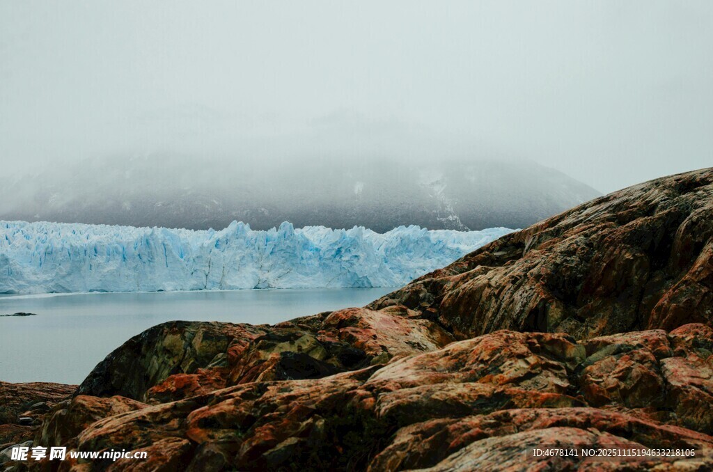 冰川前的嶙峋岩石景观