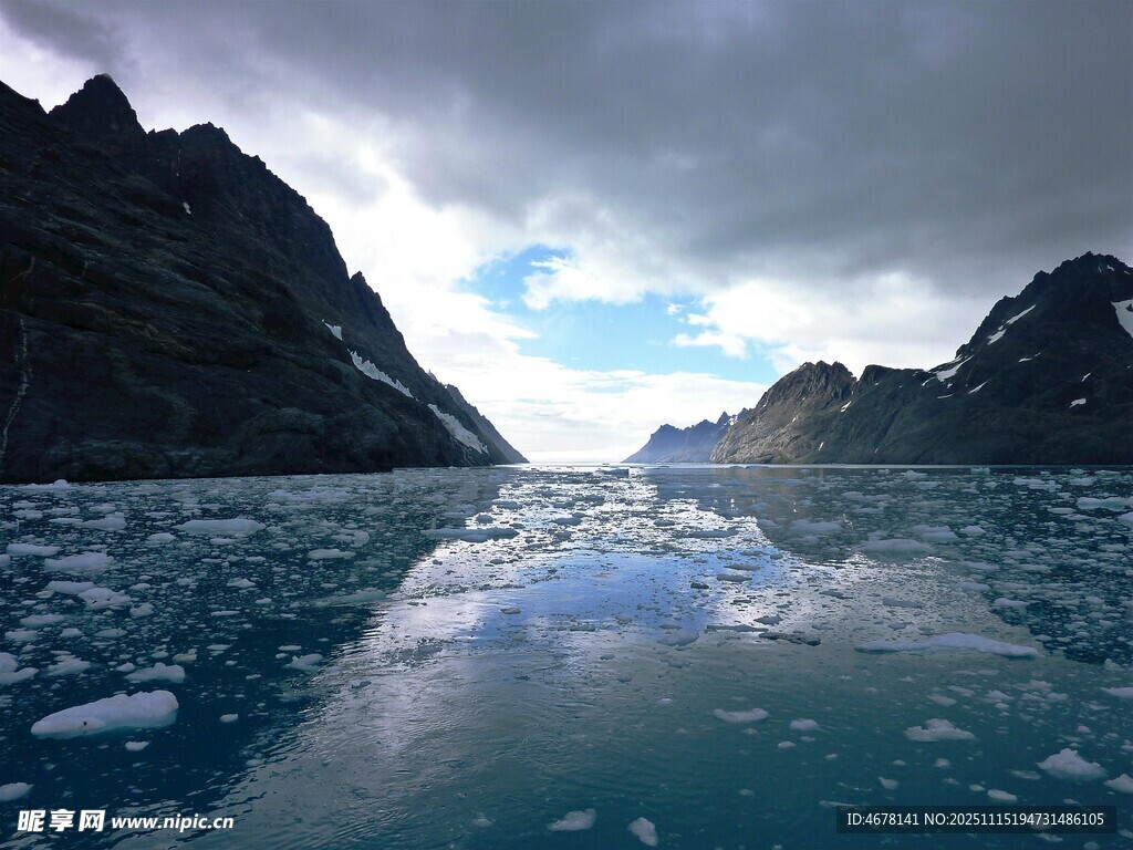 冰川水域的壮丽自然景观