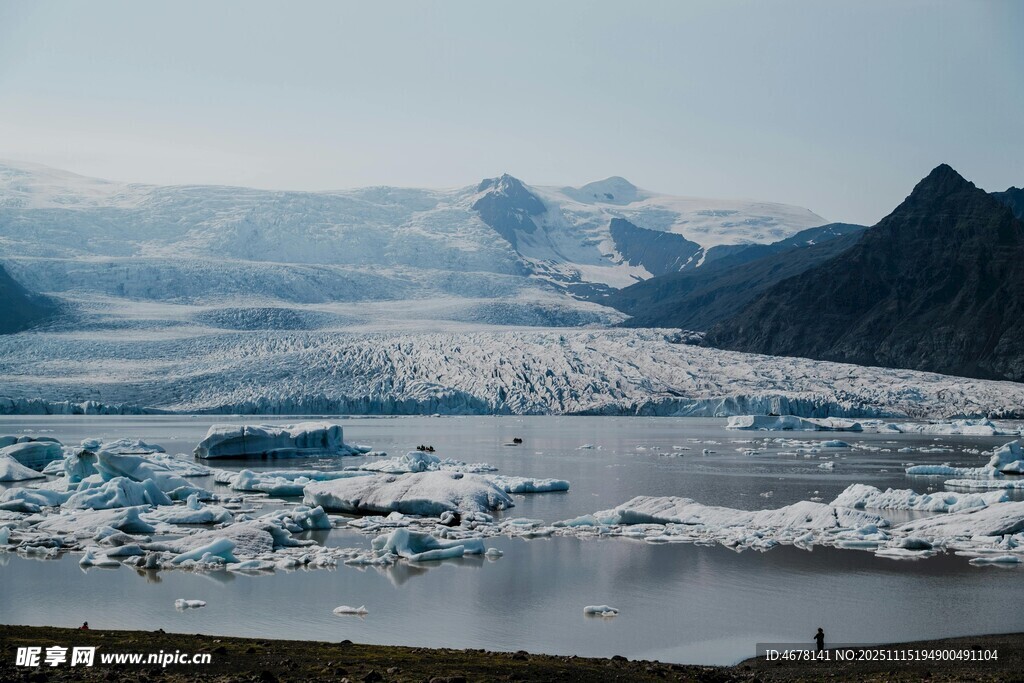 冰川湖景壮观自然风貌