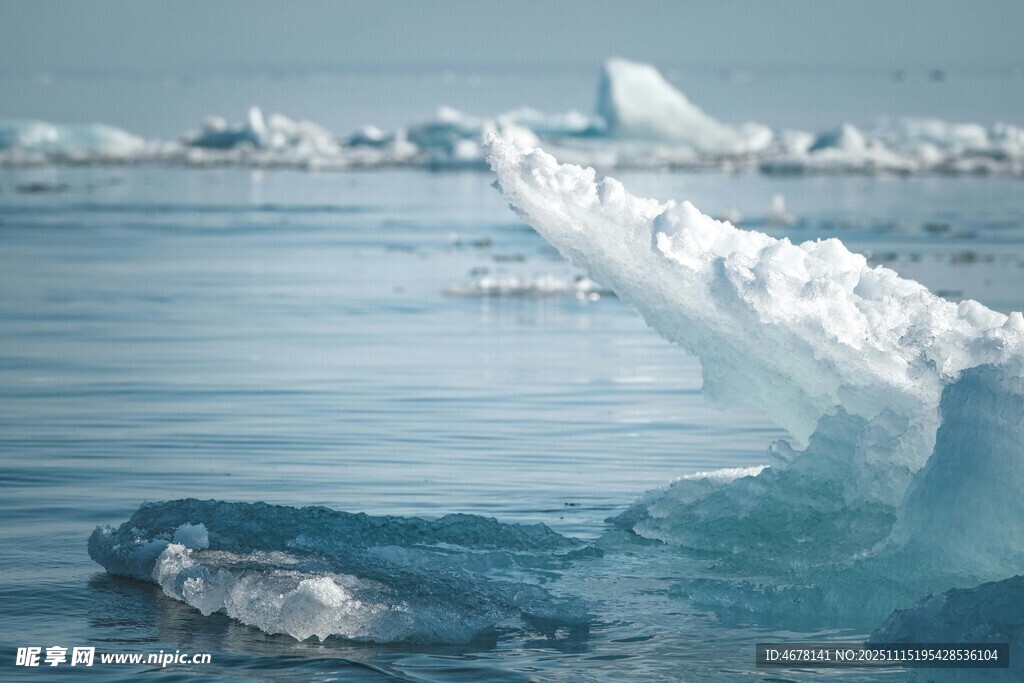 海上漂浮的壮观冰山