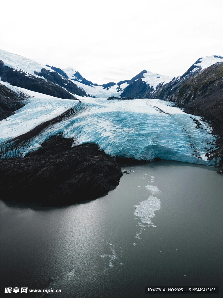 壮丽冰川与静谧湖水景观