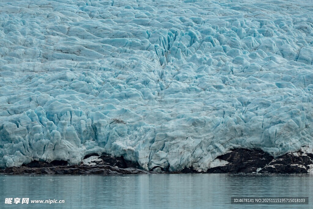 蓝色冰川近景