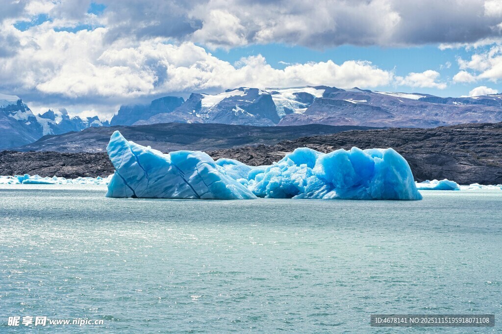 蓝色冰川与远处雪山美景