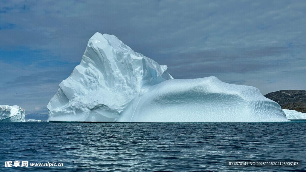 海上巍峨冰山