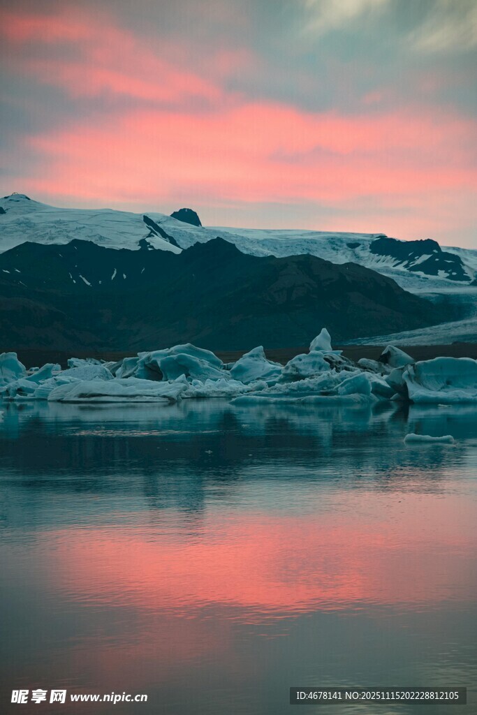 冰川湖畔的梦幻粉紫霞光