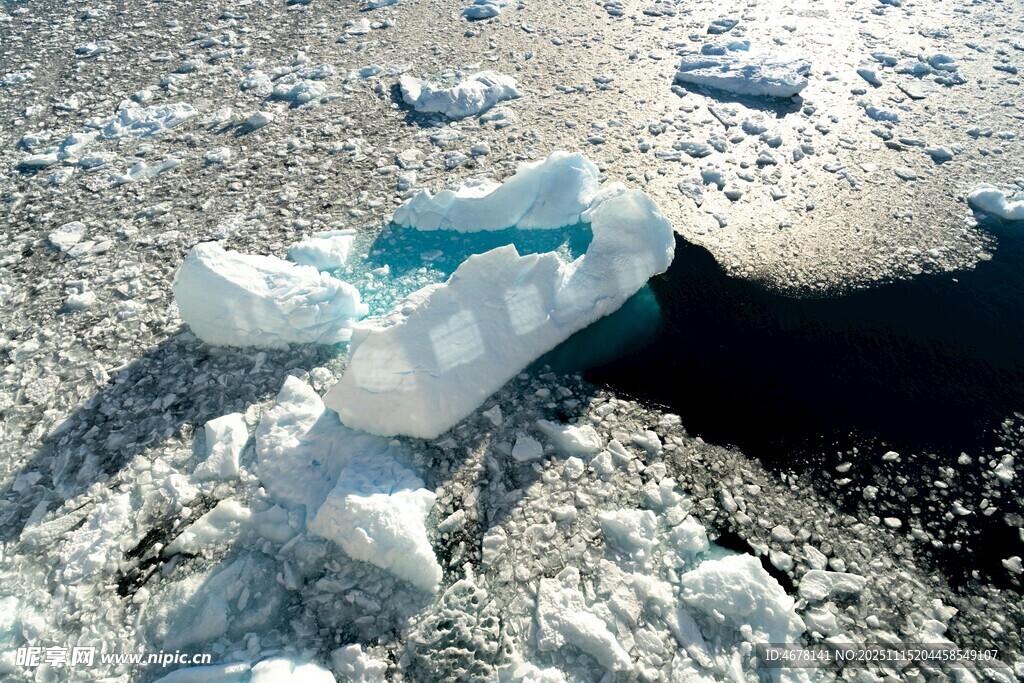 海滩上的废弃塑料瓶