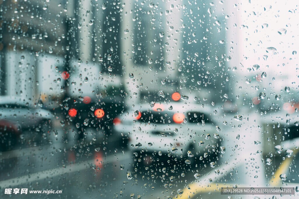 雨中城市街道行车景象
