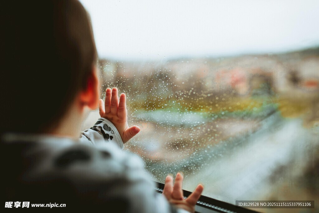 孩子窗边伸手望风景