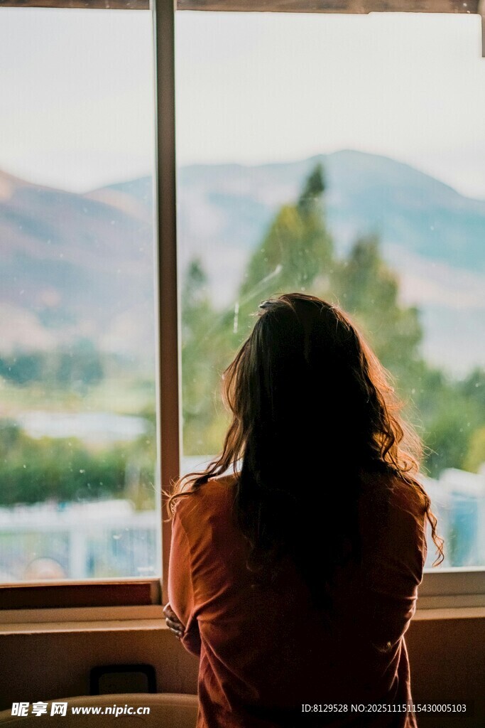 窗边女子眺望远方风景
