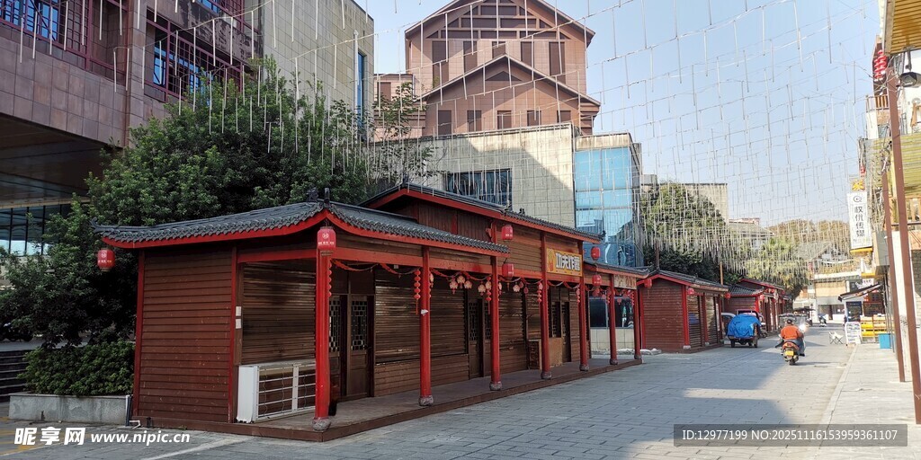 中式街边小屋与远处塔楼