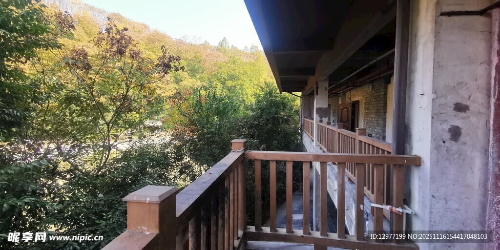木质阳台外的自然景致