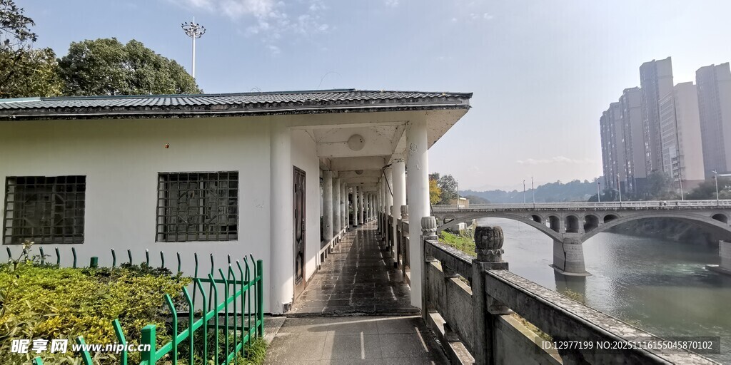 河畔小屋 城市边的静谧景致