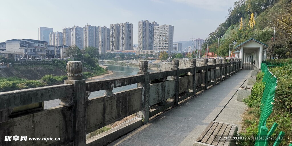 城市河畔步道风景