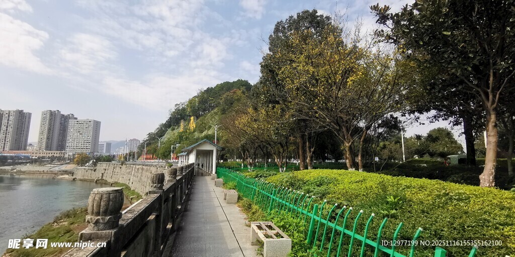 河畔绿意盎然的步道景观