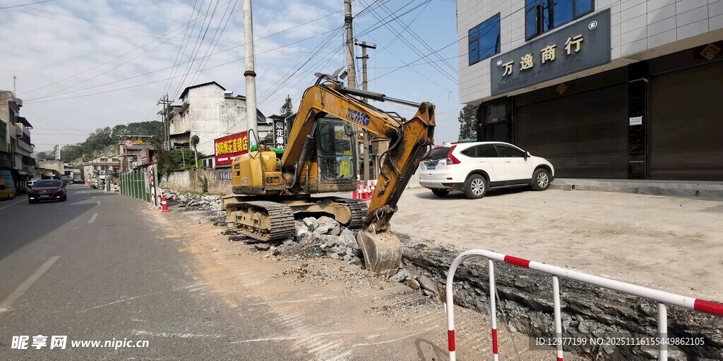 道路施工现场的挖掘机
