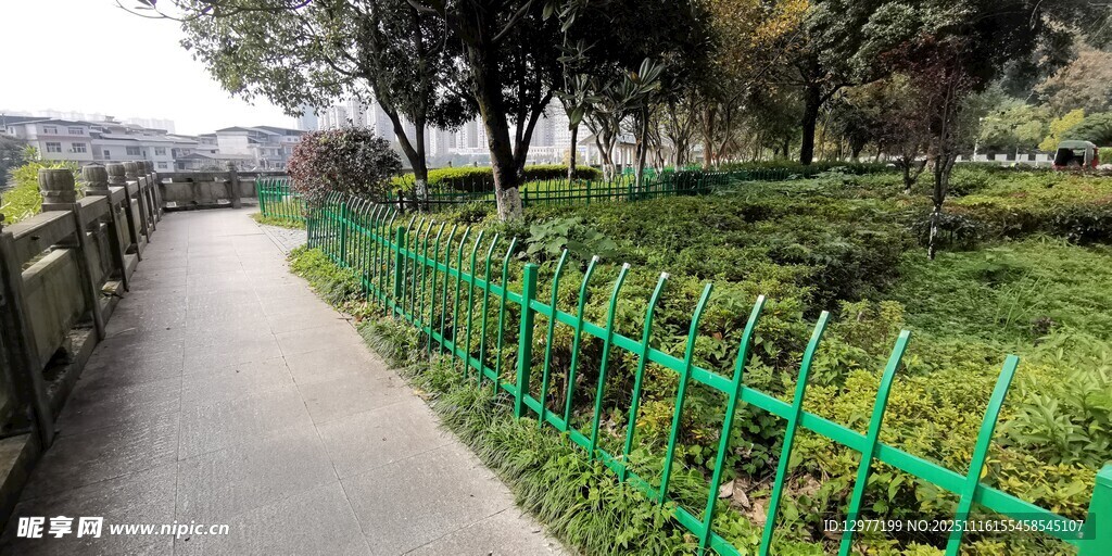 绿色围栏旁的幽静小路