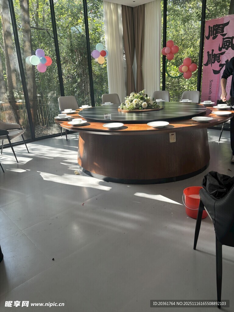 室内休闲圆桌布置场景