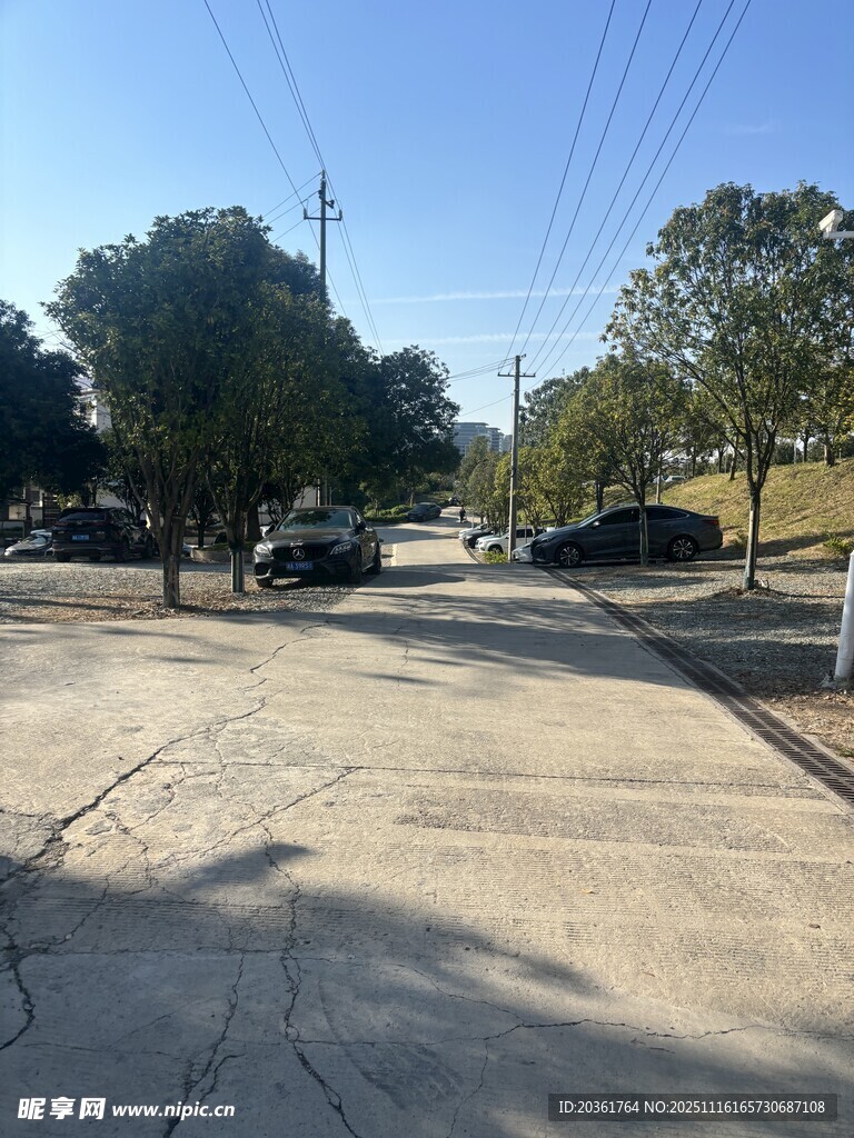 户外开阔停车场景观