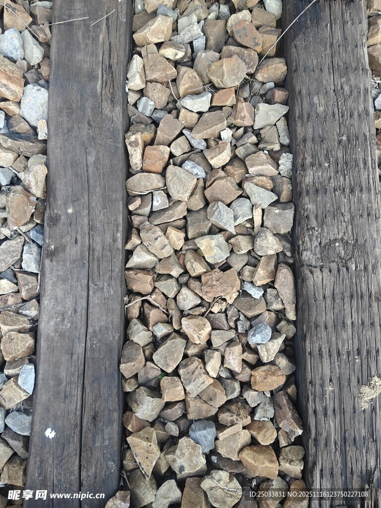木板间的碎石景观