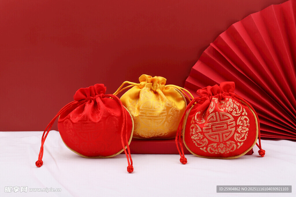 中式福袋与折扇喜庆摆件