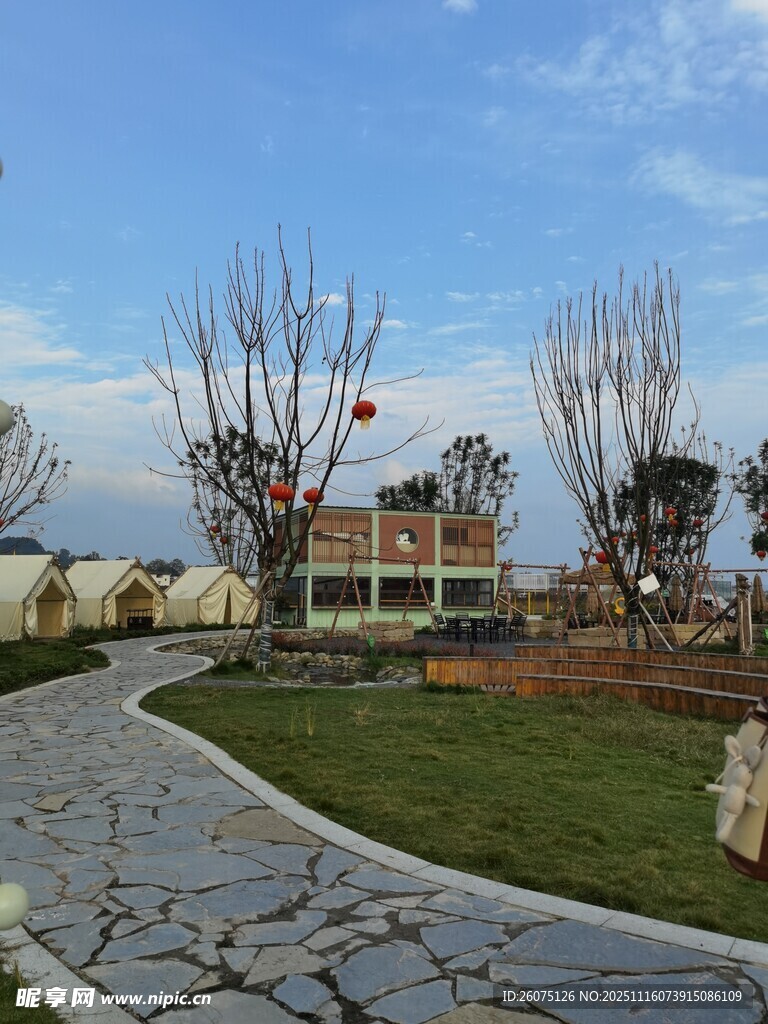 户外优美园林景观小路