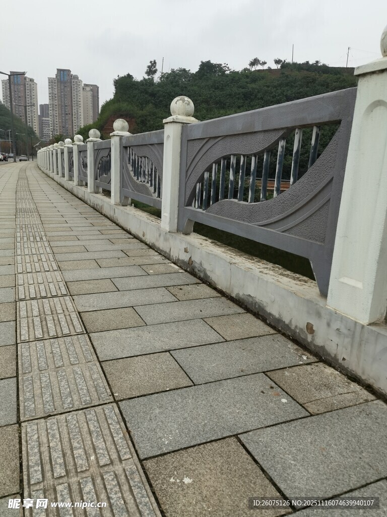 城市河畔的砖石步道护栏